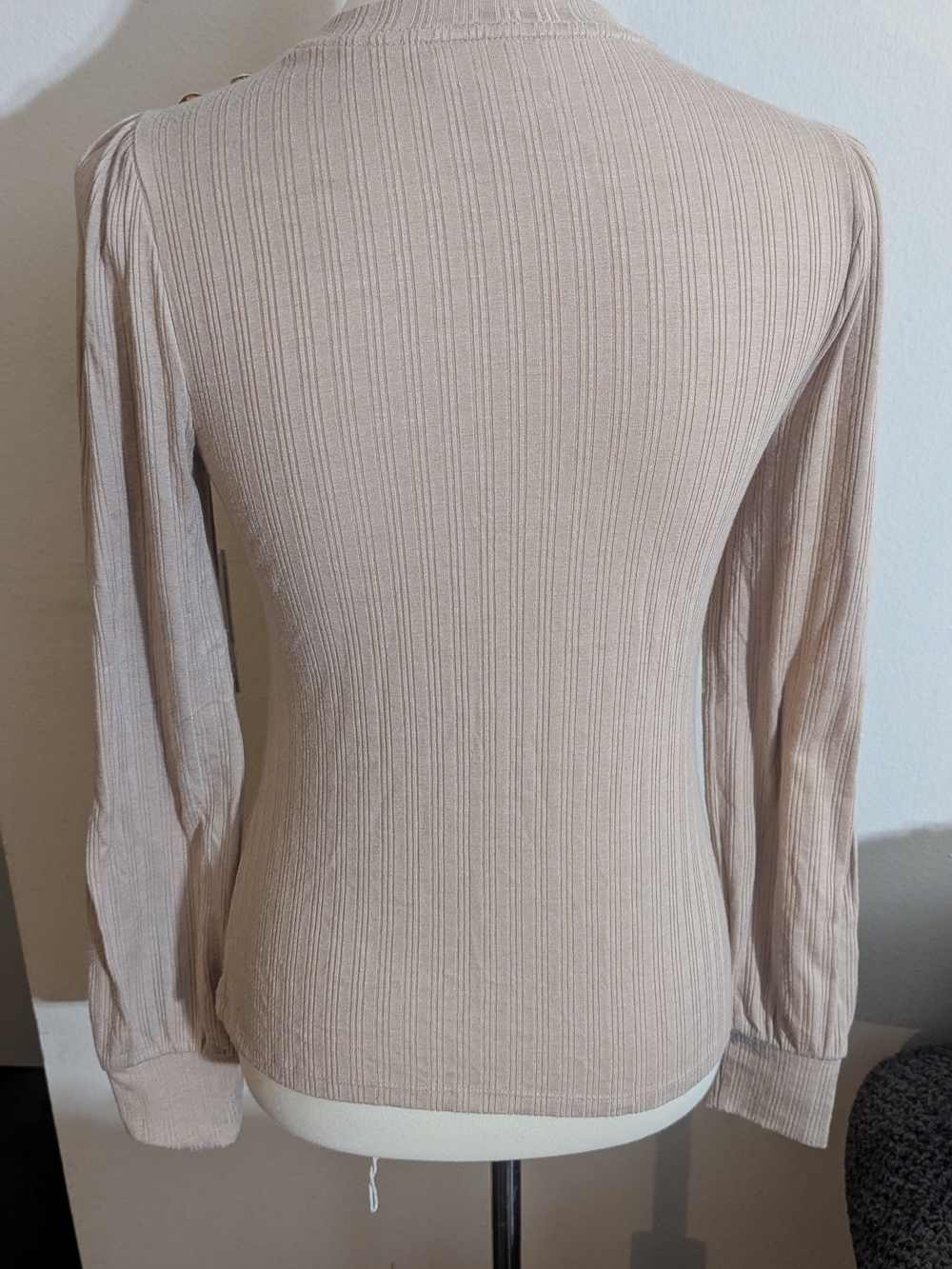 On 34th Beige Ribbed Long Sleeve Top Gold Button Shoulder Coquette XS - Picture 2 of 5